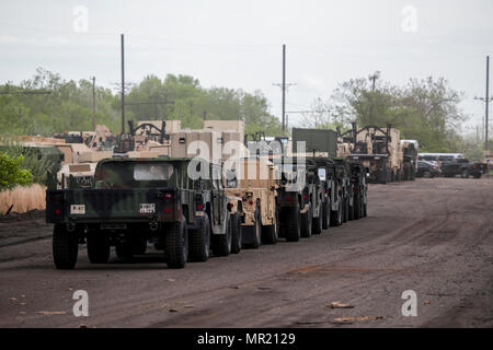 68 Soldaten aus 50 der New Jersey Army National Guard Infanterie Brigade Combat Team geladen mehr als 170 taktische Fahrzeuge auf die Schiene Autos in Morrisville Yard in Morrisville, N.J., 2. Mai 2017. Insgesamt 700 Fahrzeuge und Anhänger sind zum Fort Pickett, Va., für EXPORTIERBARE der Army National Guard Kampftraining Fähigkeit Übung 17-01 geleitet. (U.S. Air National Guard Foto von Master Sgt. Matt Hecht/Freigegeben) Stockfoto