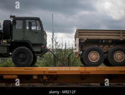 68 Soldaten aus 50 der New Jersey Army National Guard Infanterie Brigade Combat Team geladen mehr als 170 taktische Fahrzeuge auf die Schiene Autos in Morrisville Yard in Morrisville, N.J., 2. Mai 2017. Insgesamt 700 Fahrzeuge und Anhänger sind zum Fort Pickett, Va., für EXPORTIERBARE der Army National Guard Kampftraining Fähigkeit Übung 17-01 geleitet. (U.S. Air National Guard Foto von Master Sgt. Matt Hecht/Freigegeben) Stockfoto