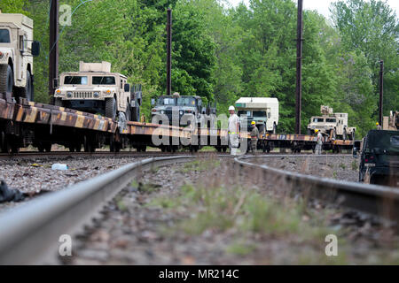 68 Soldaten aus 50 der New Jersey Army National Guard Infanterie Brigade Combat Team geladen mehr als 170 taktische Fahrzeuge auf die Schiene Autos in Morrisville Yard in Morrisville, N.J., 2. Mai 2017. Insgesamt 700 Fahrzeuge und Anhänger sind zum Fort Pickett, Va., für EXPORTIERBARE der Army National Guard Kampftraining Fähigkeit Übung 17-01 geleitet. (U.S. Air National Guard Foto von Master Sgt. Matt Hecht/Freigegeben) Stockfoto