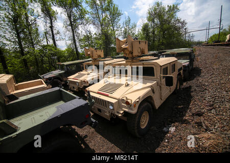 68 Soldaten aus 50 der New Jersey Army National Guard Infanterie Brigade Combat Team geladen mehr als 170 taktische Fahrzeuge auf die Schiene Autos in Morrisville Yard in Morrisville, N.J., 2. Mai 2017. Insgesamt 700 Fahrzeuge und Anhänger sind zum Fort Pickett, Va., für EXPORTIERBARE der Army National Guard Kampftraining Fähigkeit Übung 17-01 geleitet. (U.S. Air National Guard Foto von Master Sgt. Matt Hecht/Freigegeben) Stockfoto