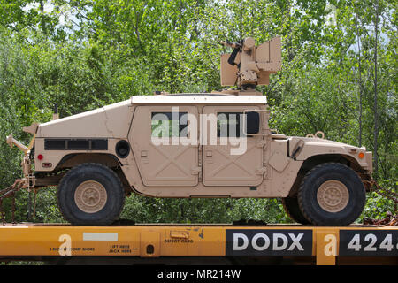 68 Soldaten aus 50 der New Jersey Army National Guard Infanterie Brigade Combat Team geladen mehr als 170 taktische Fahrzeuge auf die Schiene Autos in Morrisville Yard in Morrisville, N.J., 2. Mai 2017. Insgesamt 700 Fahrzeuge und Anhänger sind zum Fort Pickett, Va., für EXPORTIERBARE der Army National Guard Kampftraining Fähigkeit Übung 17-01 geleitet. (U.S. Air National Guard Foto von Master Sgt. Matt Hecht/Freigegeben) Stockfoto