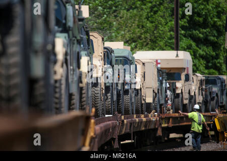 68 Soldaten aus 50 der New Jersey Army National Guard Infanterie Brigade Combat Team geladen mehr als 170 taktische Fahrzeuge auf die Schiene Autos in Morrisville Yard in Morrisville, N.J., 2. Mai 2017. Insgesamt 700 Fahrzeuge und Anhänger sind zum Fort Pickett, Va., für EXPORTIERBARE der Army National Guard Kampftraining Fähigkeit Übung 17-01 geleitet. (U.S. Air National Guard Foto von Master Sgt. Matt Hecht/Freigegeben) Stockfoto