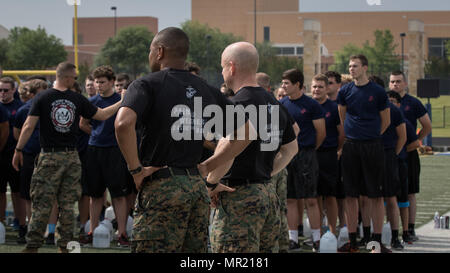 Recruiting Station Fort Worth kommandierenden Offizier, Maj. Robert F., und Sergeant Maj. Alexander Lamberth, Zukunft Marines und deren Anwerber, während der Bilanzpressekonferenz des station Pool Funktion an Bord Brauer High School, 29. April zu beaufsichtigen. Die Veranstaltung umfasste eine anfängliche Stärke Test, Feld Wettbewerb und Spaß mit einigen bohren Ausbilder Treffen. (Marine Corps Foto von Sgt. Danielle Rodrigues/Freigegeben) Stockfoto