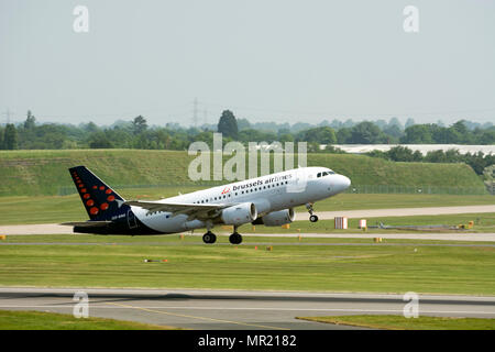 Brussels Airlines Airbus A319, die am Flughafen Birmingham, UK (OO-Ssq) Stockfoto