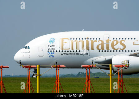 Emirates Airbus A380 Rollen für Nehmen Sie am Flughafen Birmingham, UK (A6-EOP) Stockfoto