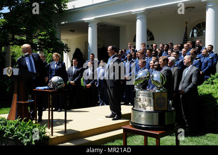 Präsident Donald Trump gratuliert der US Air Force Academy Football Team mit dem Commander-in-chief's Trophy im Weißen Haus Mai 2, 2017. Mit dem Team war Generalleutnant Michelle D. Johnson, der Betriebsleiter der US Air Force Academy, amtierende Sekretär der Air Force Lisa S. Disbrow und Luftwaffe Stabschef General David L. Goldfein. (U.S. Air Force Foto/Staff Sgt. Jannelle McRae) Stockfoto