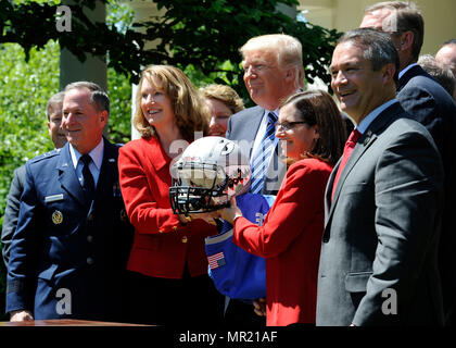 Luftwaffe Stabschef General David L. Goldfein, Links, und amtierende Sekretär der Air Force Lisa S. Disbrow posieren für ein Foto mit Präsident Donald Trump im Weißen Haus Mai 2, 2017. Trump gratulierte der US Air Force Academy Football Team mit dem Commander-in-chief's Trophy. (U.S. Air Force Foto/Staff Sgt. Jannelle McRae) Stockfoto