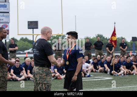 Recruiting Station Fort Worth kommandierenden Offizier, Maj. Robert F., beglückwünscht die Zukunft Marine, die genannt wurde, die körperlich fit poolee während Recruiting Station Fort lohnt sich Jährliche Pool Funktion an Bord Brauer High School, April 29. Die Veranstaltung umfasste eine anfängliche Stärke Test, Feld Wettbewerb und Spaß mit einigen bohren Ausbilder Treffen. (Marine Corps Foto von Sgt. Danielle Rodrigues/Freigegeben) Stockfoto