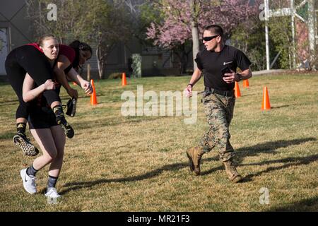 United States Marine Corps Recruiting Station Denver ist ein Rekrutierungskommando, das für die Einberufung des Marine Corps in Colorado verantwortlich ist. Am 14. April 2017 unterstützten Marines ein United Women’s Wrestling Trainingscamp im United States Olympic Training Center in Colorado Springs, Colorado. Das Archivbild dokumentiert das Outreach-Ereignis. Stockfoto