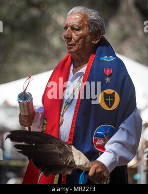 Eine Native American Elder an der jährlichen Chumasch Pow Wow in Live Oak, Santa Ynez, Kalifornien Stockfoto