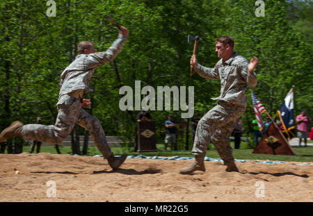 Die US Army Rangers, die dem 5. Ranger Training Battalion zugeteilt wurden, demonstrierten Kampfkunst und taktische Fähigkeiten während des 5. Ranger Open House 2017 in Camp Merrill, Georgia am 22. April 2017. Das Haus der offenen Tür hob den Unterricht der Ranger-Schule und die Einheitsfähigkeiten für die besuchenden Zivilisten in Dahlonega hervor. Das Archivbild zeigt die öffentliche Ausbildungsausstellung des Bataillons auf dem Mosby Army Airfield. Stockfoto