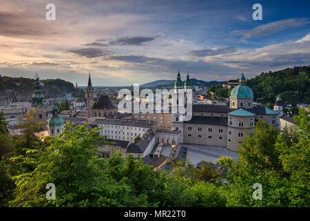 Salzburg, Österreich. Stadtbild Bild der Salzburg, Österreich mit Salzburg Dom im Frühjahr Sonnenuntergang. Stockfoto