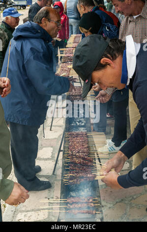 Kochen Schafe Spieße, arrosticini. Abruzzen Stockfoto