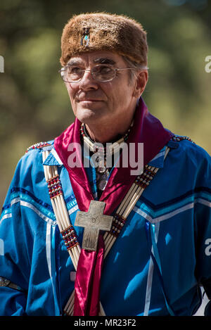 Eine Native American Elder an der jährlichen Chumasch Pow Wow in Live Oak, Santa Ynez, Kalifornien Stockfoto