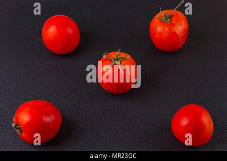 Makro Bild einer Tomate oben um den Stiel mit 6 Punkt Blatt intakt