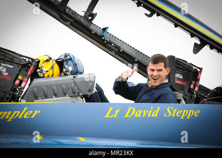 170503-N-VN372-002 BOSSIER CITY macht La - (3. Mai 2017) Bossier City Sheriff Detective Mike Lombardino eine begeisterte Daumen oben vor seinem Rücksitz mitfahren der Navy Flight Demonstration Team, die "Blue Angels", Mittwoch, 3. Mai um Barksdale Air Force Base. Lombardino wurde unter einer Handvoll "wichtigen Einflussfaktoren" ausgewählt für die seltene Ehre vor der 2017 Verteidiger der Freiheit Air Show 5 bis 7. Mai geplant. Die Blue Angels dienen als die Blei-Darsteller für einen erwarteten 120.000 Zuschauer. Der Blue Angels engagieren, Navy und Marine Corps stolz und Professionalität zu repräsentieren, Stockfoto