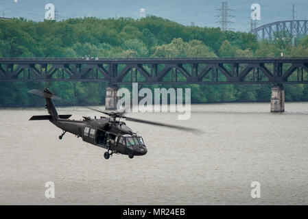 Ein Kentucky Army National Guard UH-60 Blackhawk Hubschrauber fliegt über den Ohio River nach Bereitstellung von Kentucky Luft Nationalgardisten in dem Wasser, während der Donner über Louisville Air eine simulierte Rettungsaktion durchzuführen in Louisville, Kentucky, 22. April 2017 zeigen. Der Jahresausstellung gewachsen, die größte ein-Tages-Veranstaltung ihrer Art in der Nation zu werden. (U.S. Air National Guard Foto von Oberstleutnant Dale Greer) Stockfoto