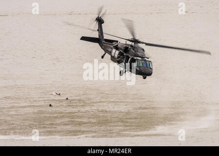 Ein Kentucky Army National Guard UH-60 Blackhawk Hubschrauber fliegt über den Ohio River nach Bereitstellung von Kentucky Luft Nationalgardisten in dem Wasser, während der Donner über Louisville Air eine simulierte Rettungsaktion durchzuführen in Louisville, Kentucky, 22. April 2017 zeigen. Der Jahresausstellung gewachsen, die größte ein-Tages-Veranstaltung ihrer Art in der Nation zu werden. (U.S. Air National Guard Foto von Oberstleutnant Dale Greer) Stockfoto