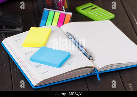 Tagebuch, Stift auf schwarzem Holz Hintergrund öffnen Stockfoto