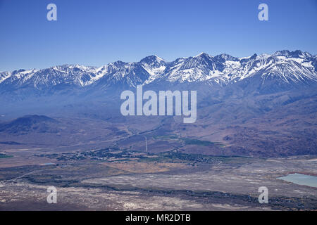 Big Pine Kalifornien im Owens Valley mit der Sierra Nevada dahinter von Black Mountain in den Weißen Bergen Stockfoto