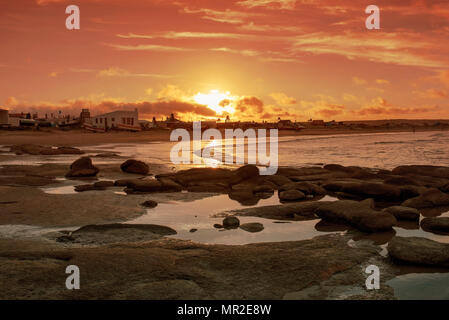 Der malerische Strand von Cabo Polonio mit seinen glatten Felsen bei Sonnenuntergang. Uruguay, Südamerika Stockfoto