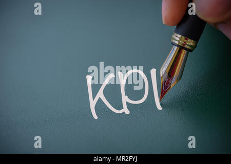 Abstrakte Hand schreiben KPI-Wort, Key Performance Indicator, Business Achievement Konzept. Stockfoto