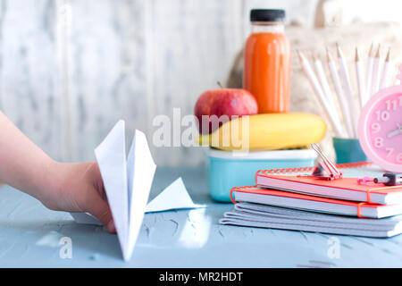 School Lunch Box für Kinder. Zurück zu Schule. Das Kochen. Die Hände des Kindes. Ansicht von oben, Stockfoto