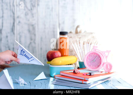School Lunch Box für Kinder. Zurück zu Schule. Das Kochen. Die Hände des Kindes. Ansicht von oben. Stockfoto