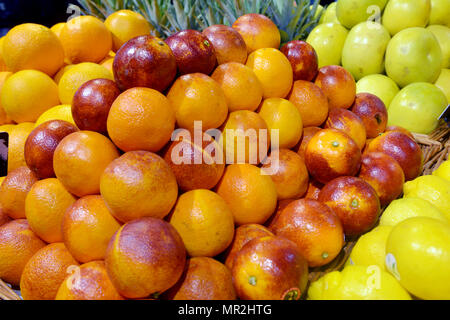 Sizilianische rote Orangen auf dem Display in einem Supermarkt Stockfoto