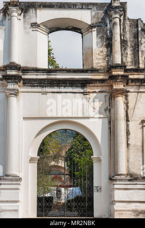 Antigua, Guatemala - Dezember 6, 2016: Historische Eingangstor zum Platz vor der katholischen Kirche namens Iglesia de San Francisco in Antigua, Gua Stockfoto