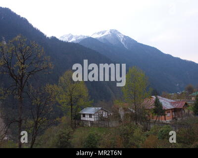 Lachen und Lachung Dorf, Sikkim, Indien, 14. APRIL 2013: Kleines Dorf auf dem Hügel von Himalaya Mountain, Sikkim, Indien Stockfoto