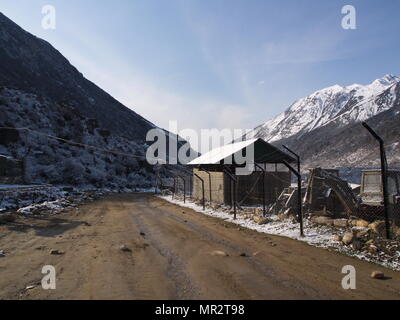 Lachen und Lachung Dorf, Sikkim, Indien, 14. APRIL 2013: Kleines Dorf auf dem Hügel von Himalaya Mountain, Sikkim, Indien Stockfoto