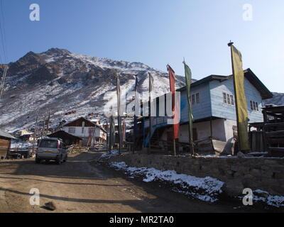 Lachen und Lachung Dorf, Sikkim, Indien, 14. APRIL 2013: Kleines Dorf auf dem Hügel von Himalaya Mountain, Sikkim, Indien Stockfoto