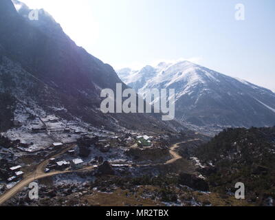 Lachen und Lachung Dorf, Sikkim, Indien, 14. APRIL 2013: Kleines Dorf auf dem Hügel von Himalaya Mountain, Sikkim, Indien Stockfoto