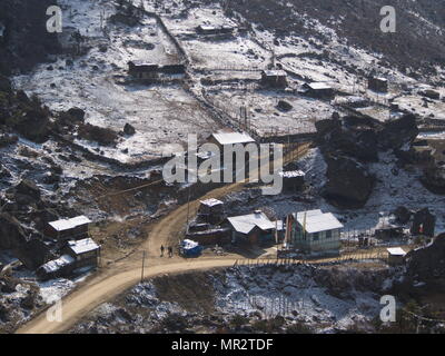 Lachen und Lachung Dorf, Sikkim, Indien, 14. APRIL 2013: Kleines Dorf auf dem Hügel von Himalaya Mountain, Sikkim, Indien Stockfoto
