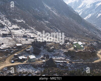 Lachen und Lachung Dorf, Sikkim, Indien, 14. APRIL 2013: Kleines Dorf auf dem Hügel von Himalaya Mountain, Sikkim, Indien Stockfoto