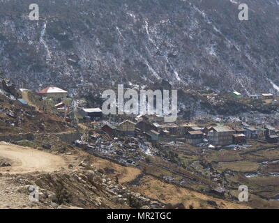 Lachen und Lachung Dorf, Sikkim, Indien, 14. APRIL 2013: Kleines Dorf auf dem Hügel von Himalaya Mountain, Sikkim, Indien Stockfoto