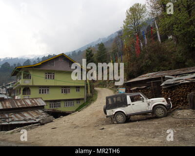 Lachen und Lachung Dorf, Sikkim, Indien, 14. APRIL 2013: Kleines Dorf auf dem Hügel von Himalaya Mountain, Sikkim, Indien Stockfoto