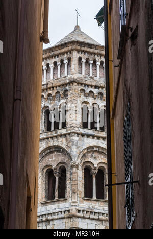 Blick auf den Glockenturm von San Donato Kirche in der Innenstadt von Genua Stockfoto