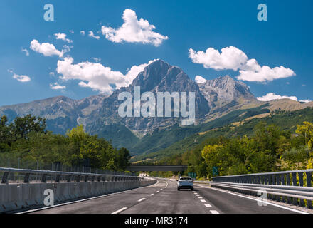 Eine Autobahn in Italien; die Berge Gran Sasso im Hintergrund Stockfoto