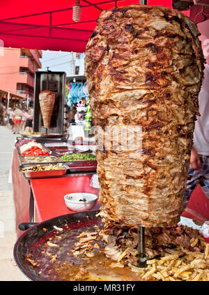 Traditionelle orientalische Küche giros Fleisch im Grill Stockfoto