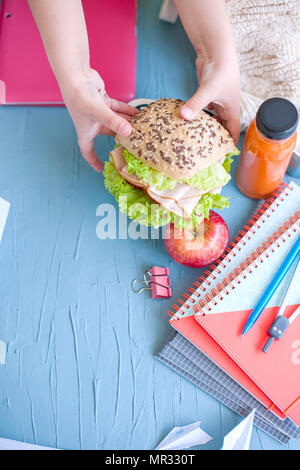 Sandwich für Schule Mittagessen, Bücher. Kinder in die Hände spielen. Für Text platzieren. Von oben gesehen Stockfoto