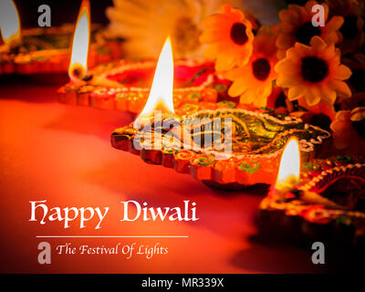 Bunte Ton diya Leuchten mit Blumen für die hinduistische Diwali Festival. Stockfoto