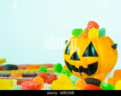 Trick oder Halloween Schaufel mit bunten Bonbons auf weißem Hintergrund behandeln Stockfoto