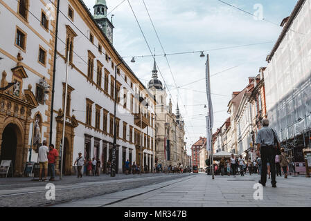 Graz, Österreich - 11 August 2017: Low Angle View Main Street im historischen Stadtzentrum von Graz gegen Sky Stockfoto