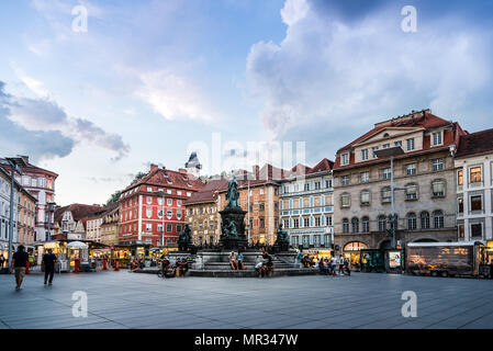 Graz, Österreich - 11 August 2017: Hauptplatz Hauptplatz im historischen Zentrum der Stadt Graz mit Schlossberg auf Hintergrund Stockfoto