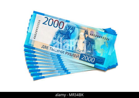 Neue Banknoten im Wert von 2000 Rubel auf weißem Hintergrund. Eine Packung russische Banknoten im Wert von 2000 Rubel Stockfoto