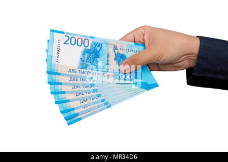 Neue Russische Banknoten im Jahr 2000 Rubel in männlichen Händen schließen lauten auf weißem Hintergrund. 18000 Rubel mit neuen zwei tausend Dollar Rechnungen Stockfoto