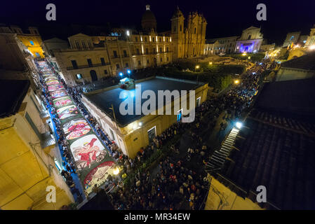 Noto, Italien, 14. Mai 2016: Die infiorata Noto in die Welt von San Carlo Turm gesehen gewidmet. Sichtbar auch die Kathedrale. Noto, berühmt für Bar Stockfoto