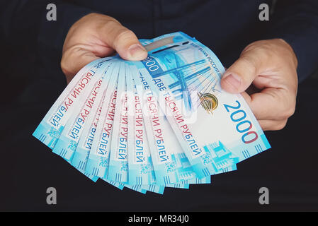Unternehmer zählen Geld, Russische Rubel Währung, an seinem Schreibtisch - Finanz- und wohlhabenden Konzepte. Neue Banknoten im Jahr 2000 Rubel in männlichen Händen Stockfoto